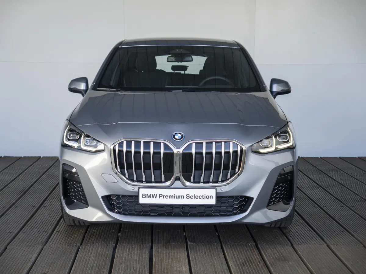 225e xDrive | M Sport Pakket | Innovation Pack | 18" | Head-Up Display | Verwarmd Stuurwiel | Trekhaak |