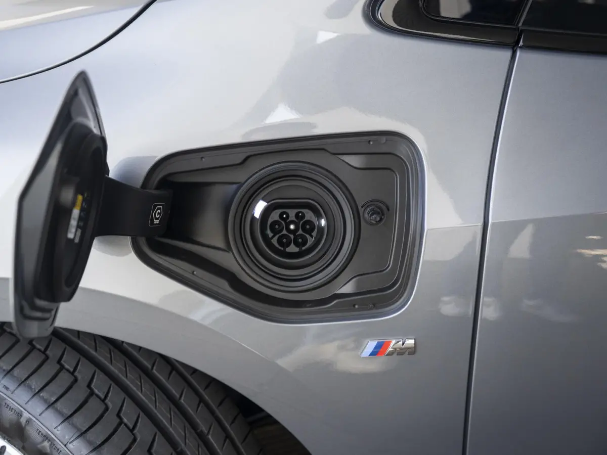225e xDrive | M Sport Pakket | Innovation Pack | 18" | Head-Up Display | Verwarmd Stuurwiel | Trekhaak |