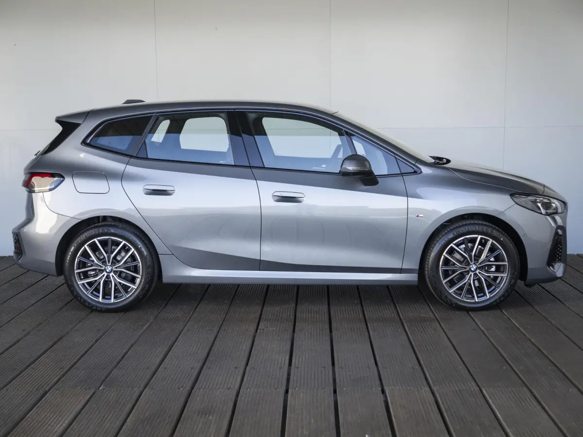 225e xDrive | M Sport Pakket | Innovation Pack | 18" | Head-Up Display | Verwarmd Stuurwiel | Trekhaak |