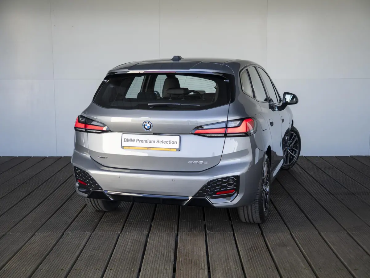 225e xDrive | M Sport Pakket | Innovation Pack | 18" | Head-Up Display | Verwarmd Stuurwiel | Trekhaak |