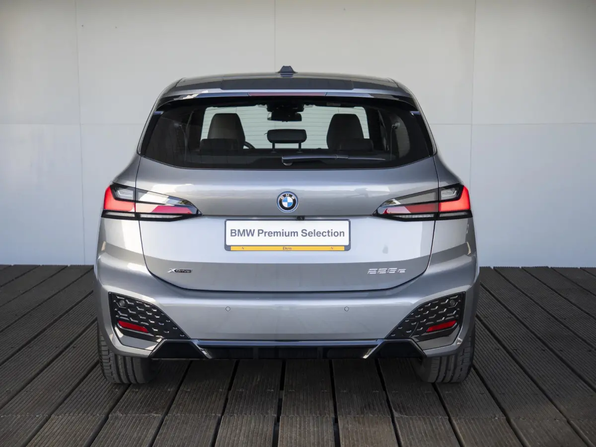 225e xDrive | M Sport Pakket | Innovation Pack | 18" | Head-Up Display | Verwarmd Stuurwiel | Trekhaak |