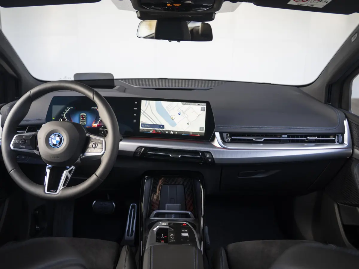 225e xDrive | M Sport Pakket | Innovation Pack | 18" | Head-Up Display | Verwarmd Stuurwiel | Trekhaak |
