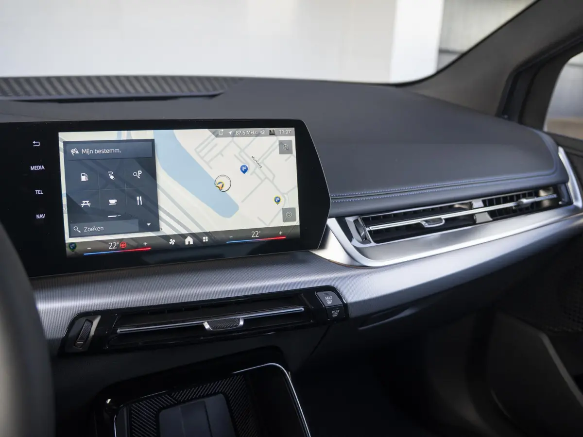 225e xDrive | M Sport Pakket | Innovation Pack | 18" | Head-Up Display | Verwarmd Stuurwiel | Trekhaak |