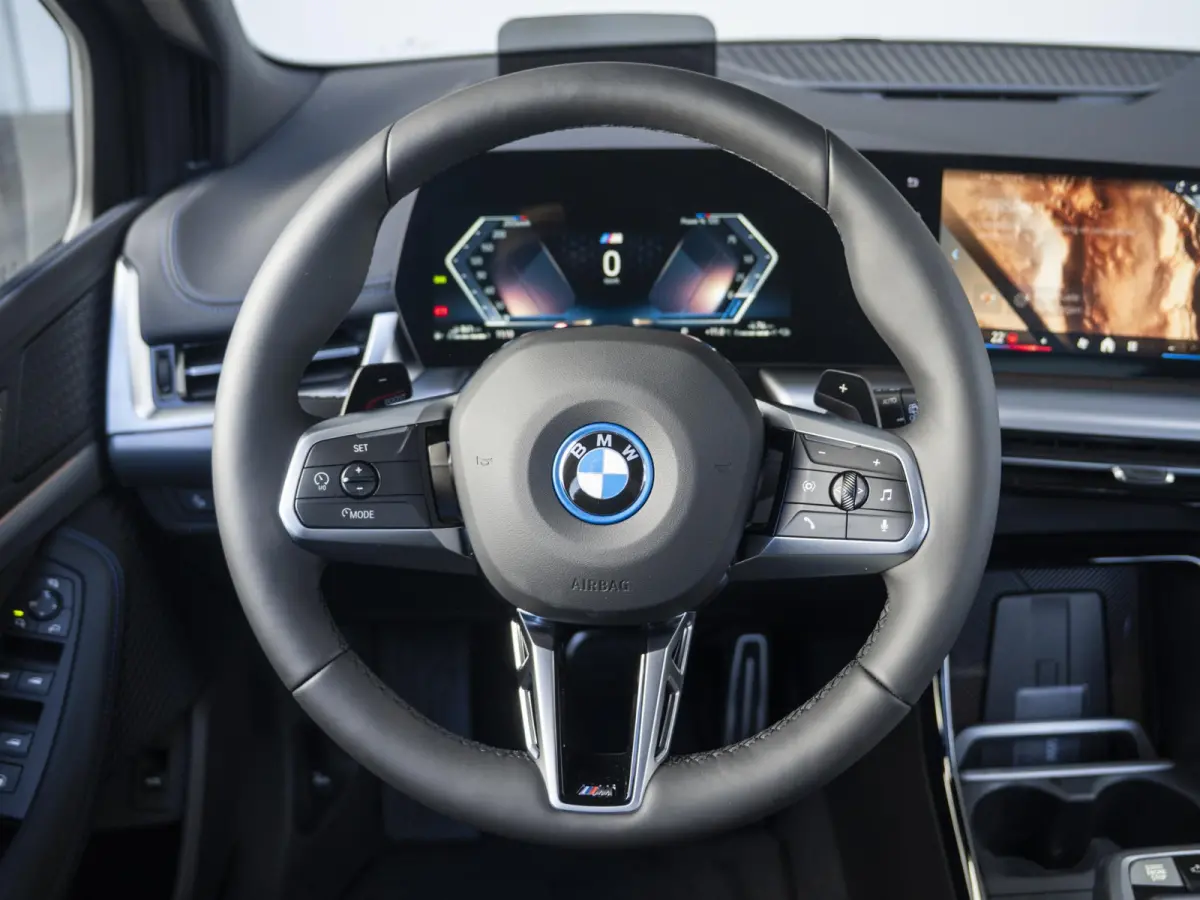 225e xDrive | M Sport Pakket | Innovation Pack | 18" | Head-Up Display | Verwarmd Stuurwiel | Trekhaak |