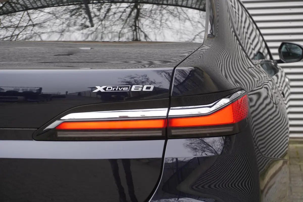 xDrive60 M Sportpakket | Glazen panoramadak Sky Lounge | Driving Assistant Professional | Parking Assistant professional | Stoelventilatie voorstoelen