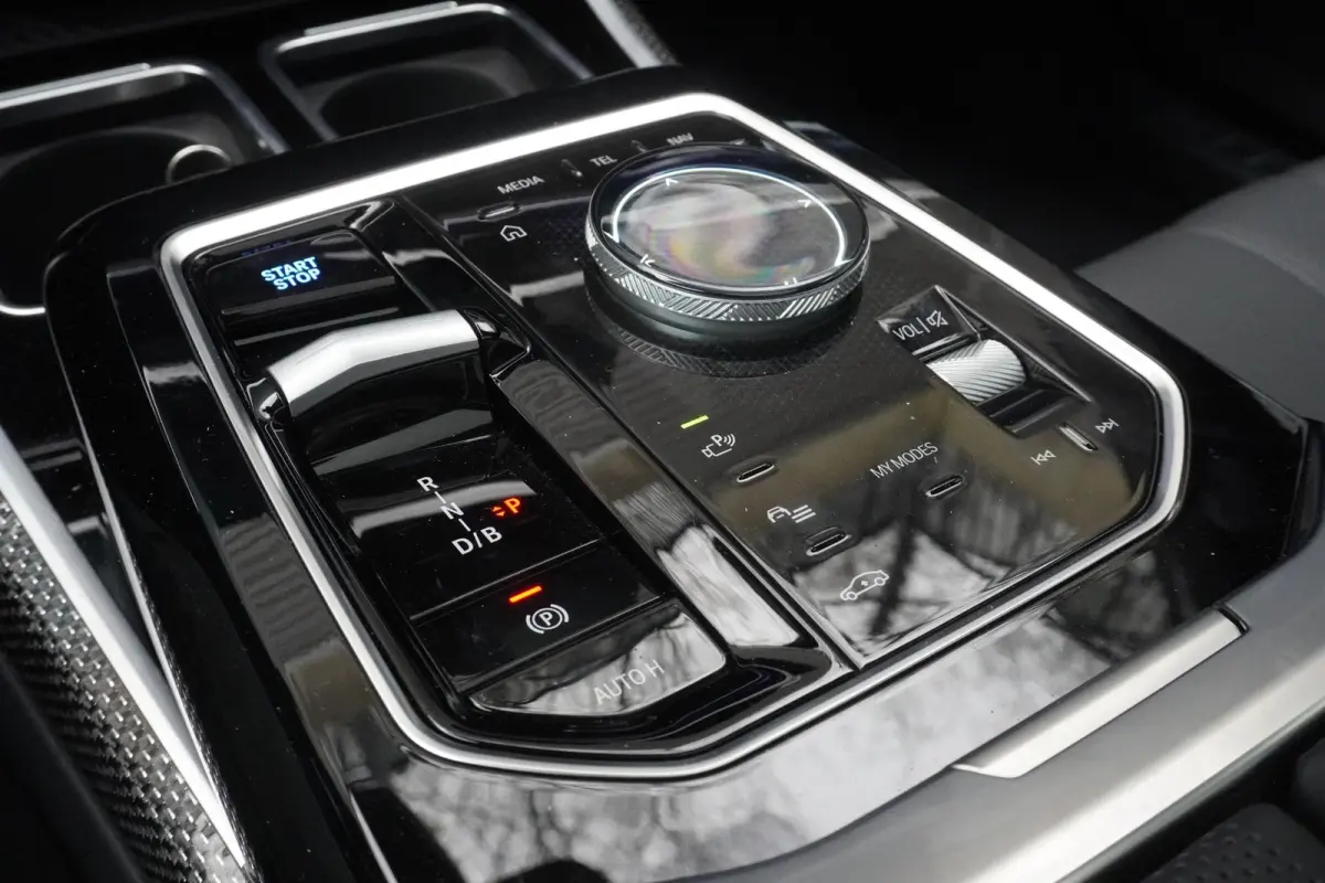 xDrive60 M Sportpakket | Glazen panoramadak Sky Lounge | Driving Assistant Professional | Parking Assistant professional | Stoelventilatie voorstoelen