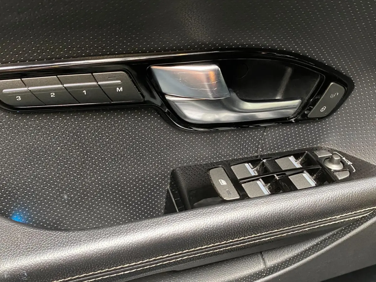 2.0 Si 4WD Dynamic LEER NAVI TREKH