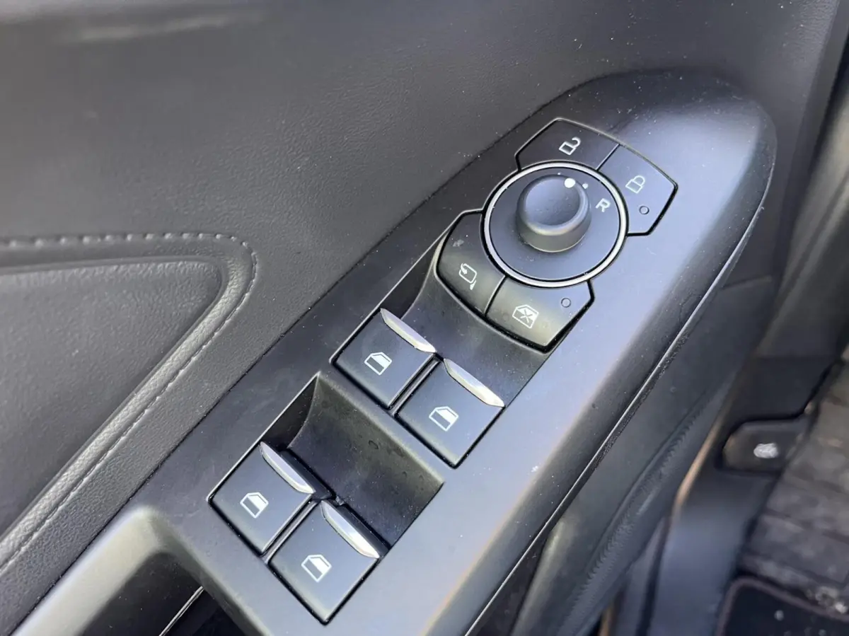 1.0 EcoBoost Hybrid ST Line 155PK Automaat Panodak Winterpack Cruise Camera Parkeersensoren Climate Full-LED Keyless Privacy Glass *1500KG Trekgewicht*