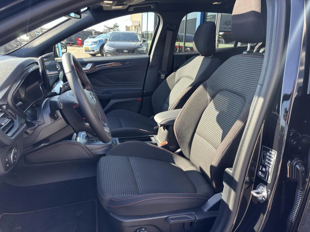 1.0 EcoBoost Hybrid ST Line 155PK Automaat Panodak Winterpack Cruise Camera Parkeersensoren Climate Full-LED Keyless Privacy Glass *1500KG Trekgewicht*