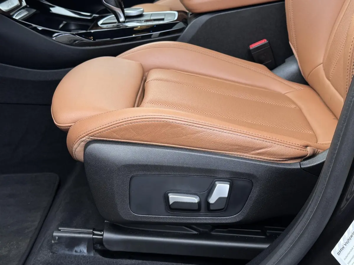 XDrive30e M-Sport | Pano | Elektrische stoelen | Trekhaak | Sfeerverlichting | Keyless | Carplay | Dealer onderhouden