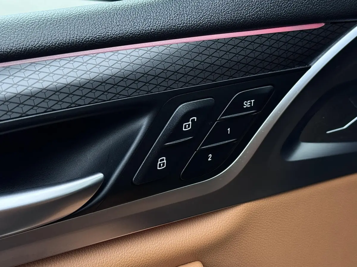 XDrive30e M-Sport | Pano | Elektrische stoelen | Trekhaak | Sfeerverlichting | Keyless | Carplay | Dealer onderhouden