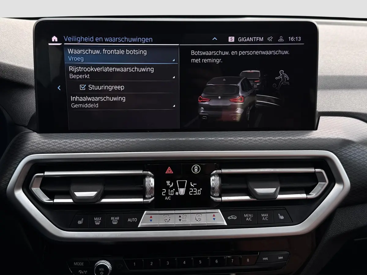 XDrive30e M-Sport | Pano | Elektrische stoelen | Trekhaak | Sfeerverlichting | Keyless | Carplay | Dealer onderhouden