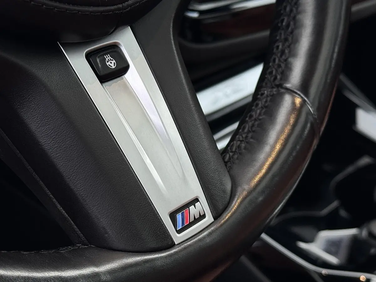 XDrive30e M-Sport | Pano | Elektrische stoelen | Trekhaak | Sfeerverlichting | Keyless | Carplay | Dealer onderhouden