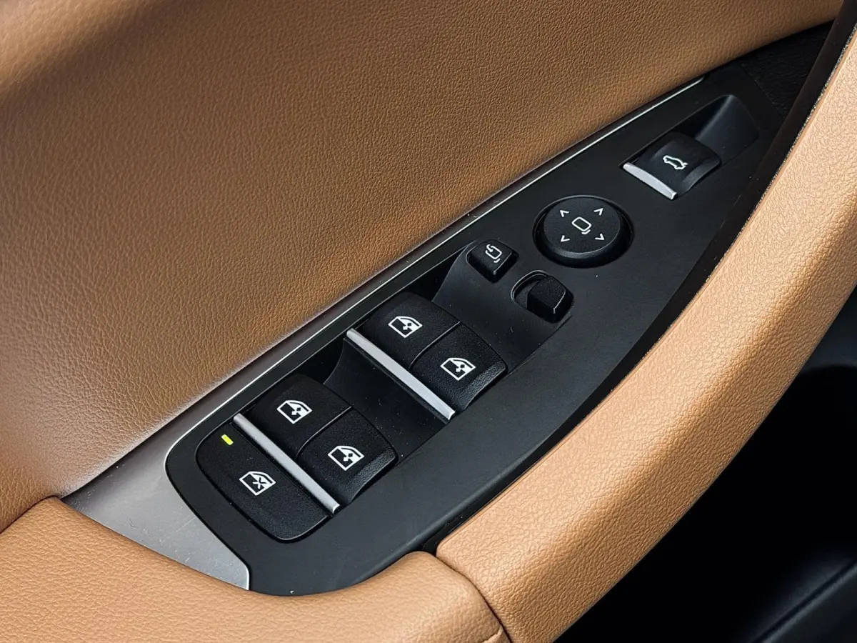 XDrive30e M-Sport | Pano | Elektrische stoelen | Trekhaak | Sfeerverlichting | Keyless | Carplay | Dealer onderhouden