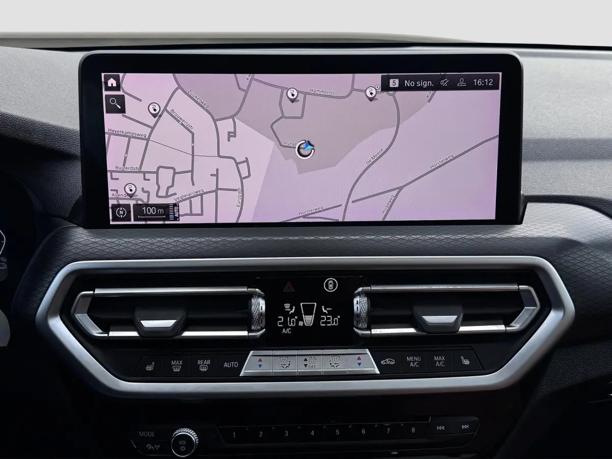 XDrive30e M-Sport | Pano | Elektrische stoelen | Trekhaak | Sfeerverlichting | Keyless | Carplay | Dealer onderhouden