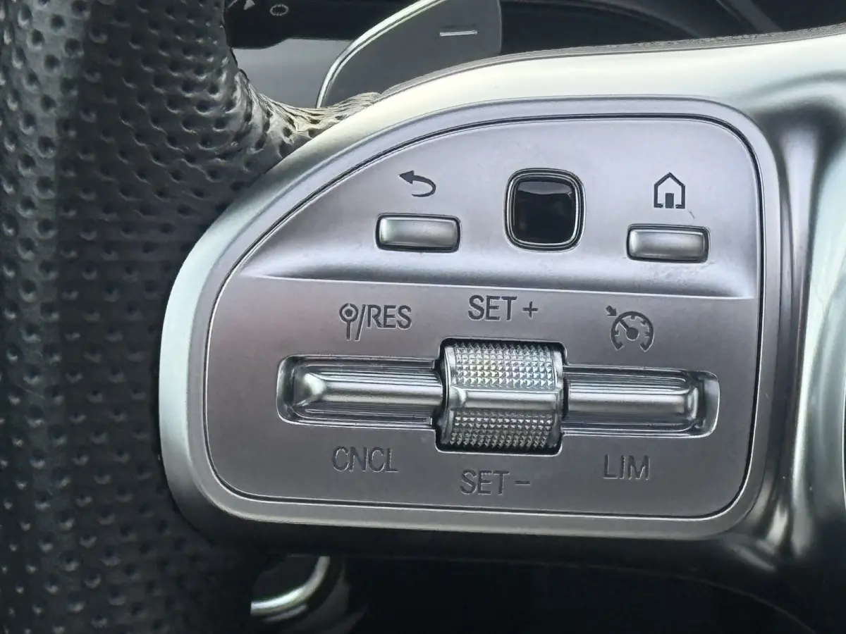200 AMG-LINE automaat panodak navi camera climate ctr cruise ctr keyless matrix lmv 18 inch sound dealer onderhouden