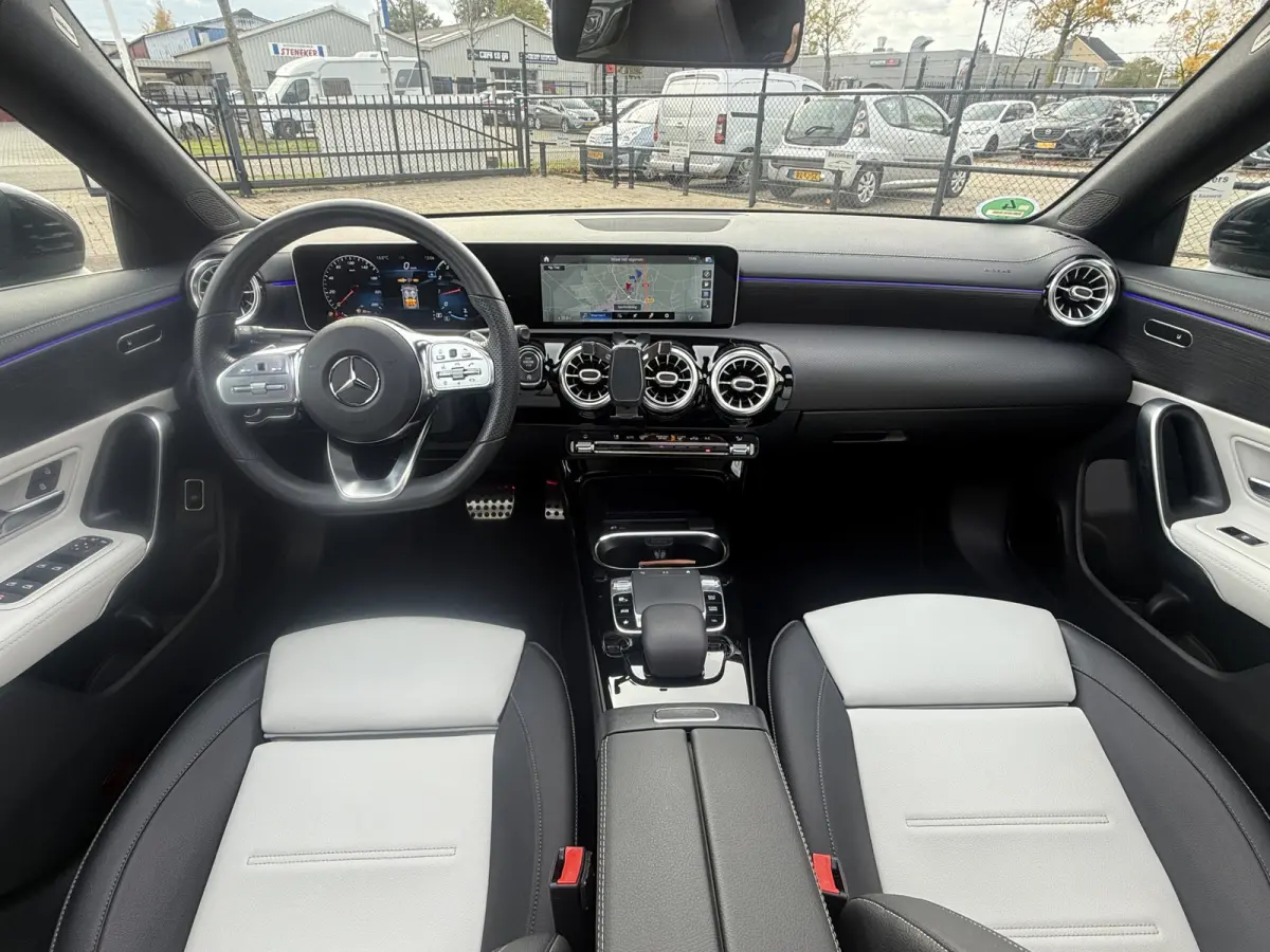 200 AMG-LINE automaat panodak navi camera climate ctr cruise ctr keyless matrix lmv 18 inch sound dealer onderhouden