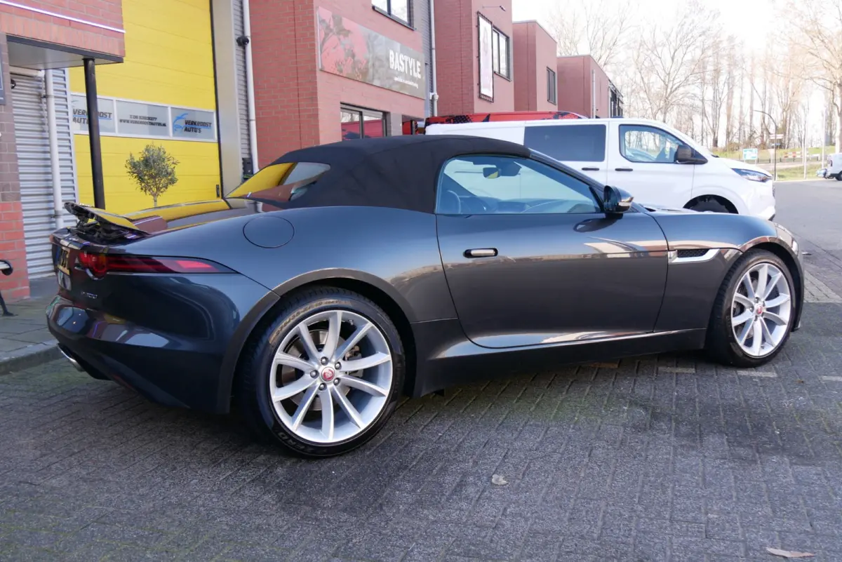 2.0T R-Dynamic. stoelverwarming. sportuitlaat. camera. navi.