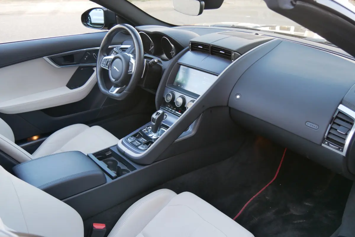 2.0T R-Dynamic. stoelverwarming. sportuitlaat. camera. navi.