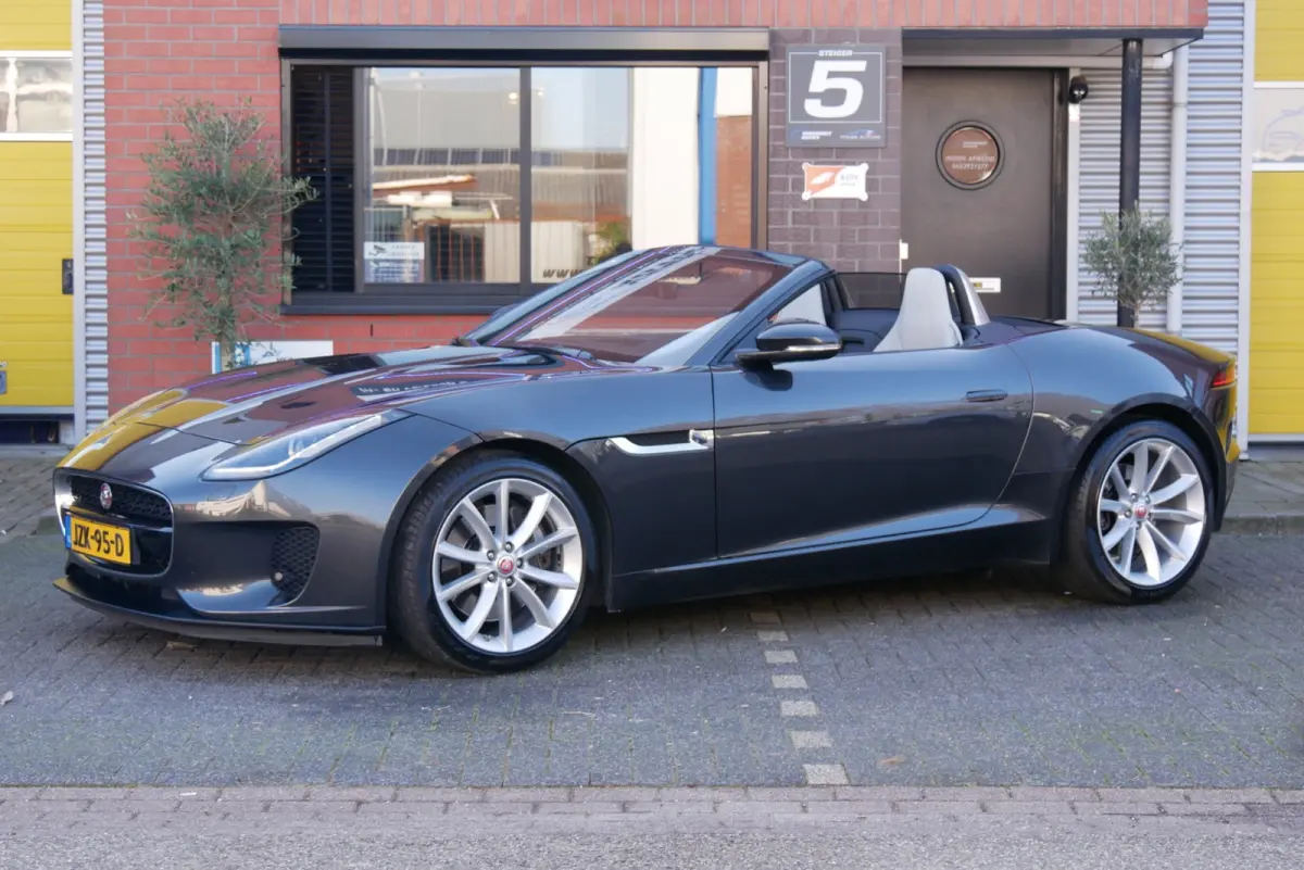 2.0T R-Dynamic. stoelverwarming. sportuitlaat. camera. navi.