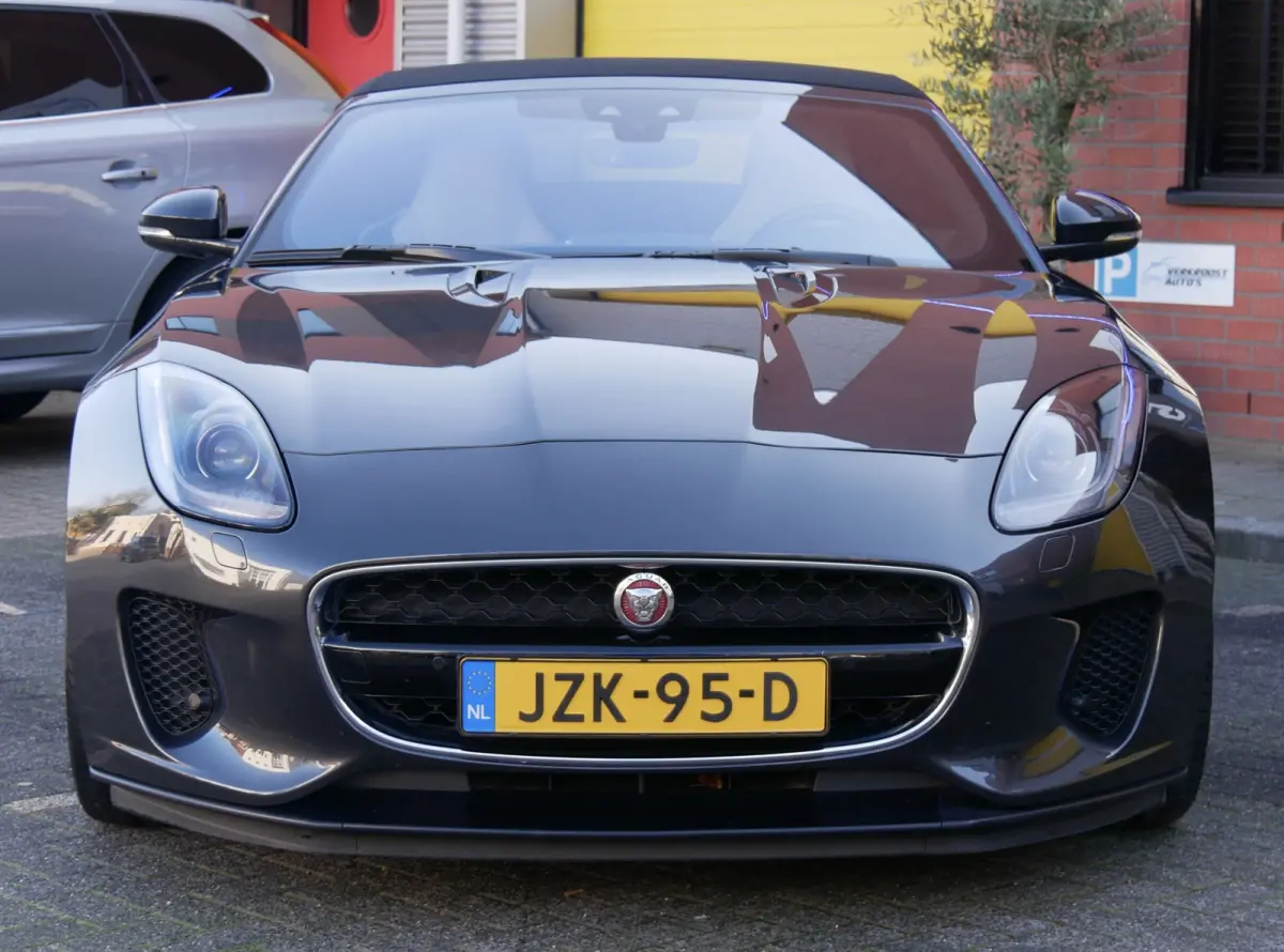 2.0T R-Dynamic. stoelverwarming. sportuitlaat. camera. navi.