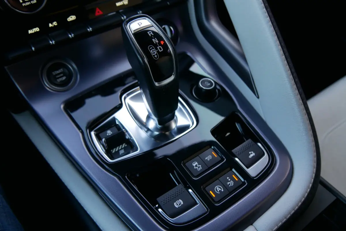 2.0T R-Dynamic. stoelverwarming. sportuitlaat. camera. navi.