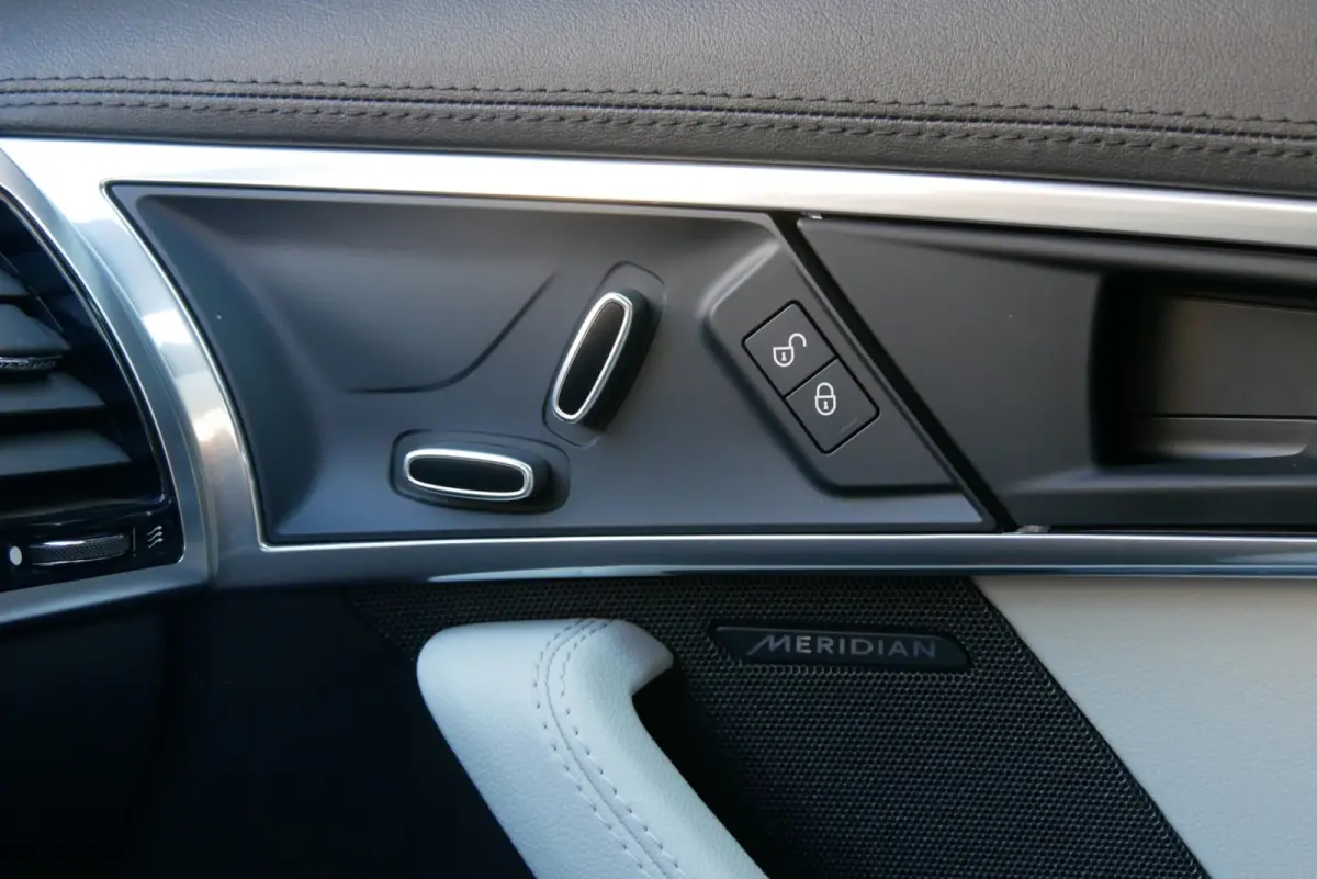 2.0T R-Dynamic. stoelverwarming. sportuitlaat. camera. navi.