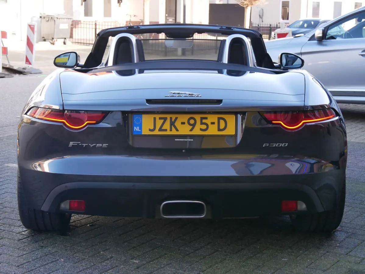 2.0T R-Dynamic. stoelverwarming. sportuitlaat. camera. navi.