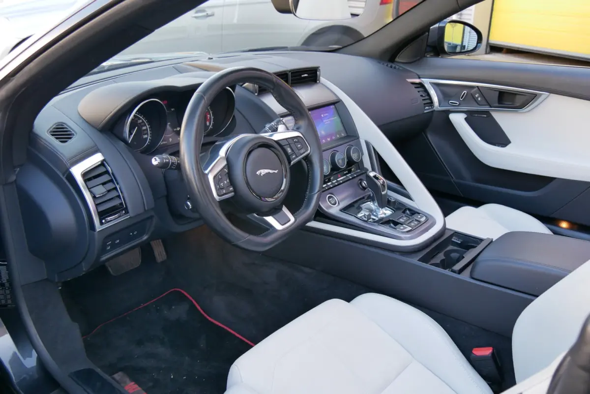 2.0T R-Dynamic. stoelverwarming. sportuitlaat. camera. navi.