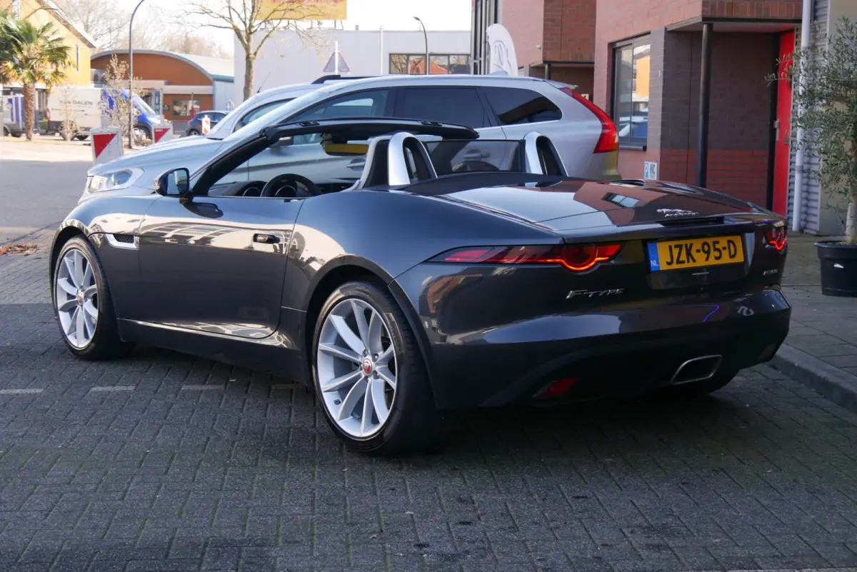 2.0T R-Dynamic. stoelverwarming. sportuitlaat. camera. navi.