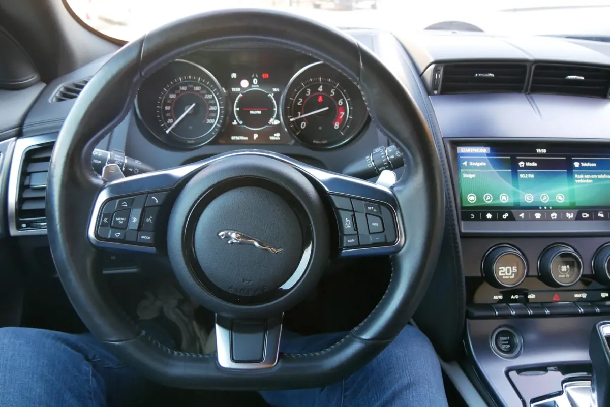 2.0T R-Dynamic. stoelverwarming. sportuitlaat. camera. navi.