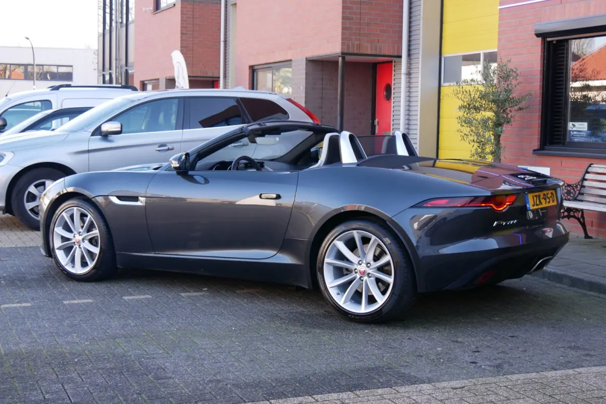 2.0T R-Dynamic. stoelverwarming. sportuitlaat. camera. navi.