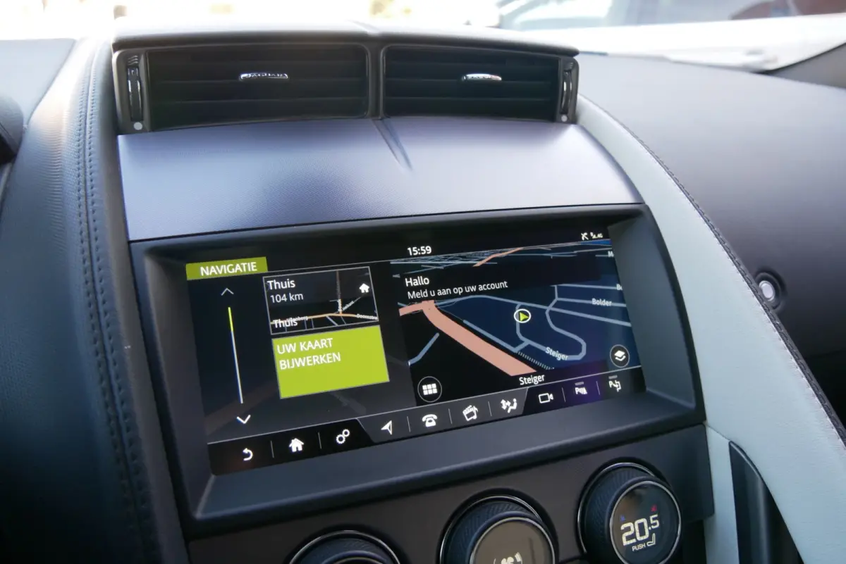 2.0T R-Dynamic. stoelverwarming. sportuitlaat. camera. navi.