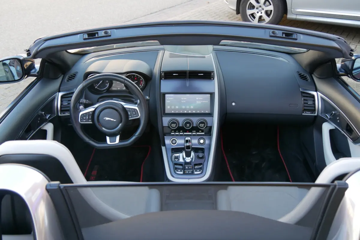 2.0T R-Dynamic. stoelverwarming. sportuitlaat. camera. navi.