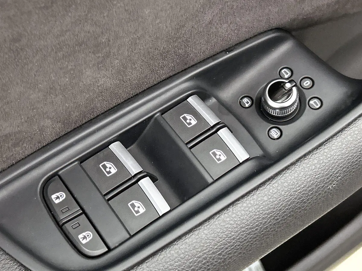 60 TFSI e quattro Competition 456 PK | S-line | Luchtvering l Cruise control l Panoramadak l Stuurverwarming l Elektrisch bedienbare bestuurdersstoel met geheugen l Elektrisch bedienbare tre