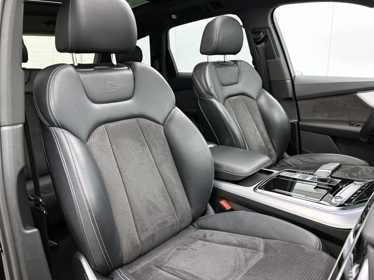 60 TFSI e quattro Competition 456 PK | S-line | Luchtvering l Cruise control l Panoramadak l Stuurverwarming l Elektrisch bedienbare bestuurdersstoel met geheugen l Elektrisch bedienbare tre