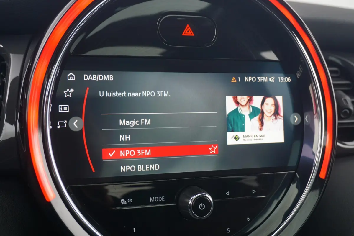 Cooper Essential Uitvoering | Panoramadak | Navigatie | Cruise Control | Led-Koplampen