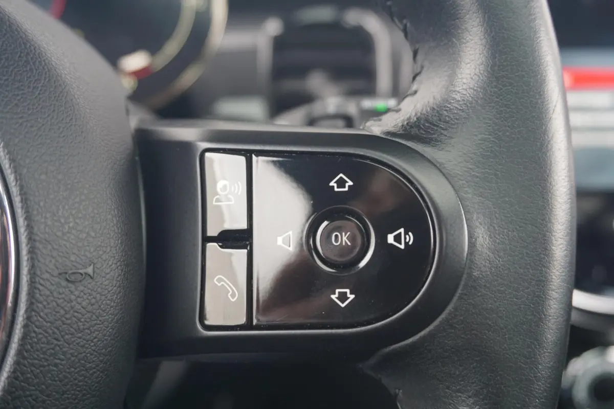 Cooper Essential Uitvoering | Panoramadak | Navigatie | Cruise Control | Led-Koplampen
