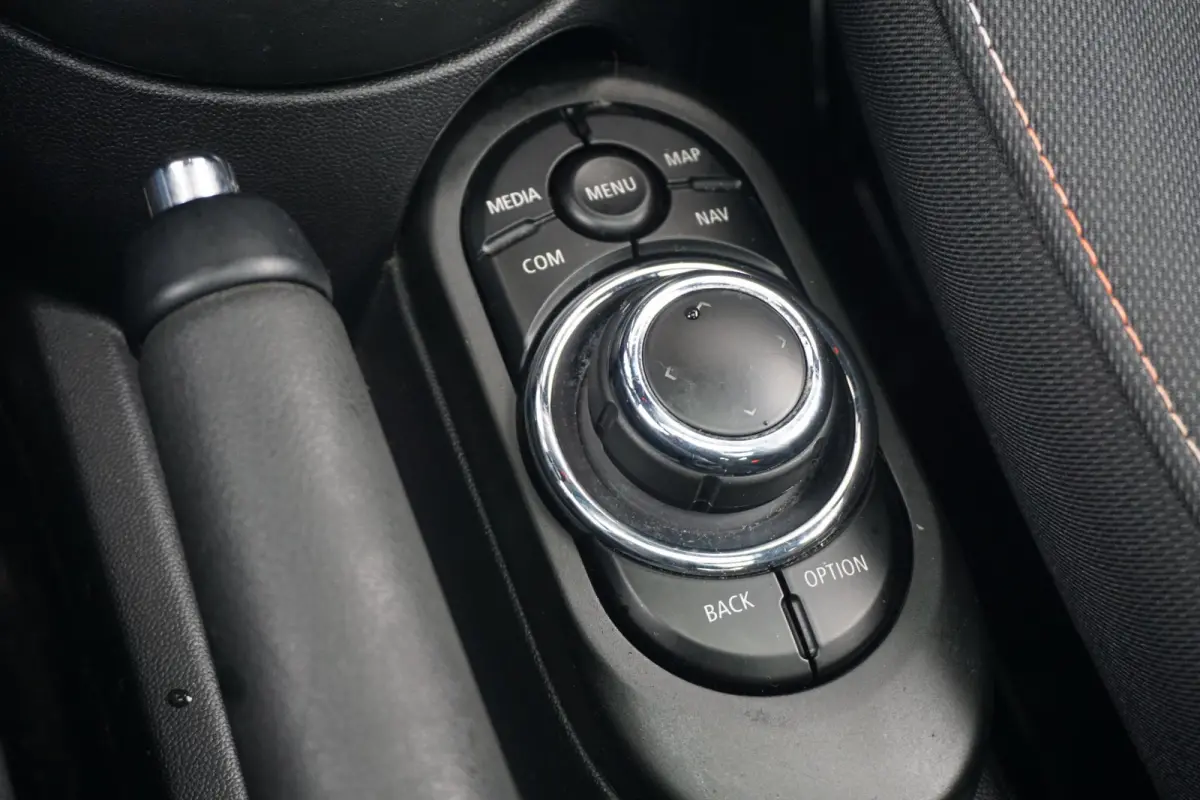 Cooper Essential Uitvoering | Panoramadak | Navigatie | Cruise Control | Led-Koplampen
