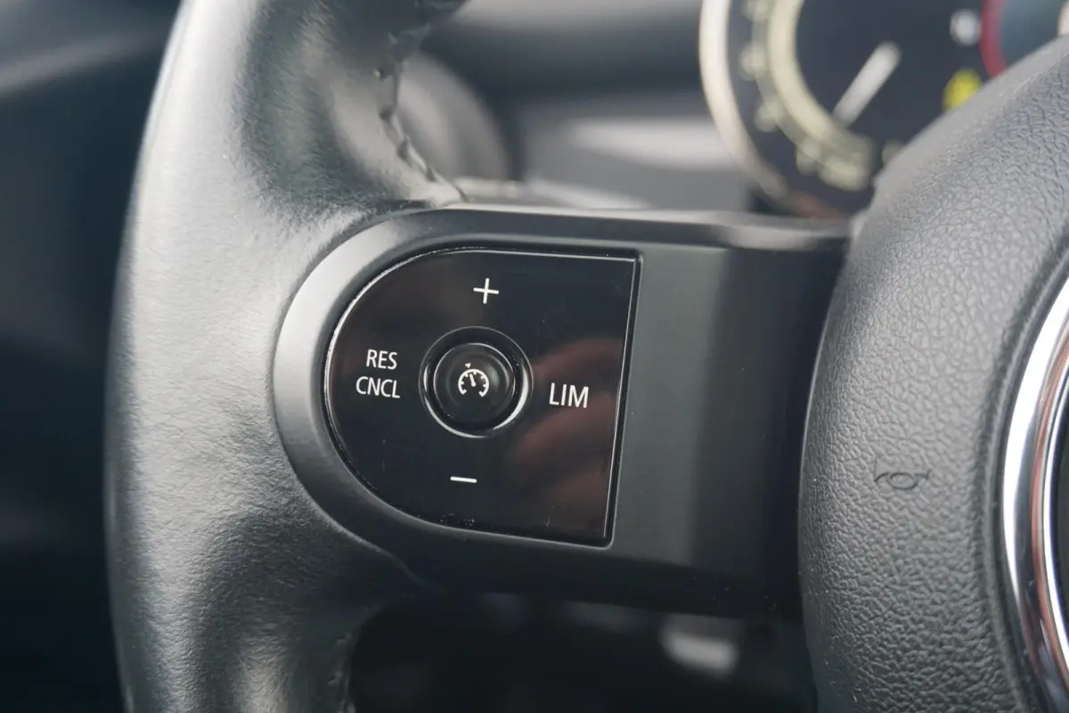 Cooper Essential Uitvoering | Panoramadak | Navigatie | Cruise Control | Led-Koplampen