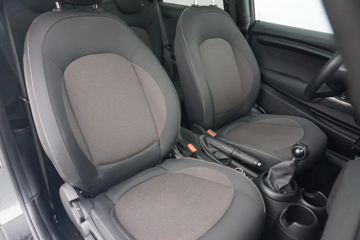 Cooper Essential Uitvoering | Panoramadak | Navigatie | Cruise Control | Led-Koplampen