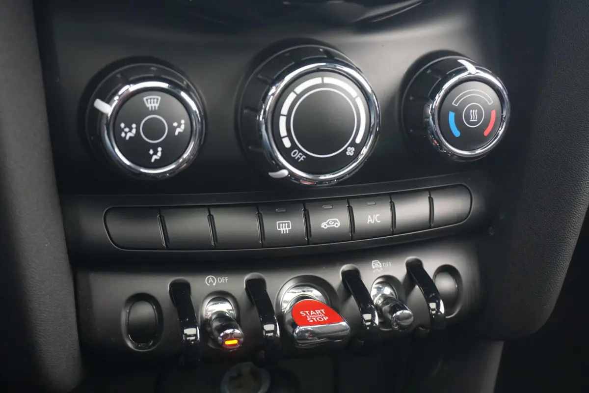 Cooper Essential Uitvoering | Panoramadak | Navigatie | Cruise Control | Led-Koplampen