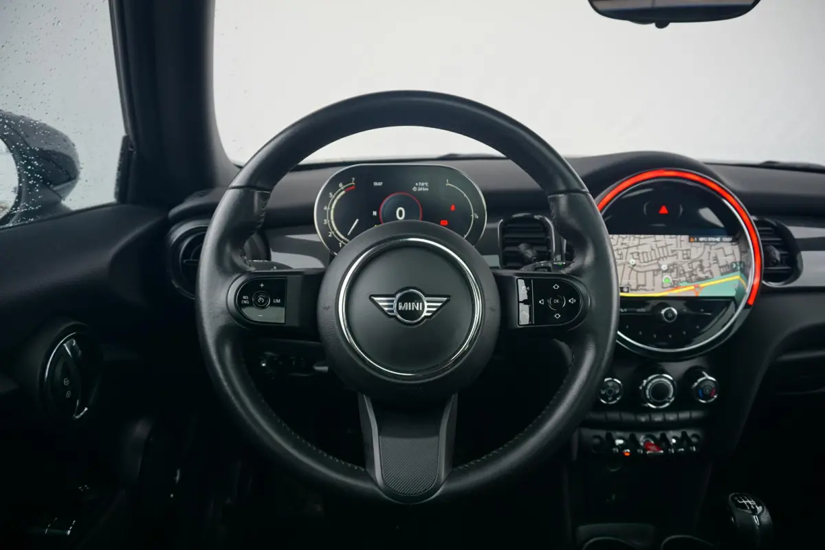 Cooper Essential Uitvoering | Panoramadak | Navigatie | Cruise Control | Led-Koplampen