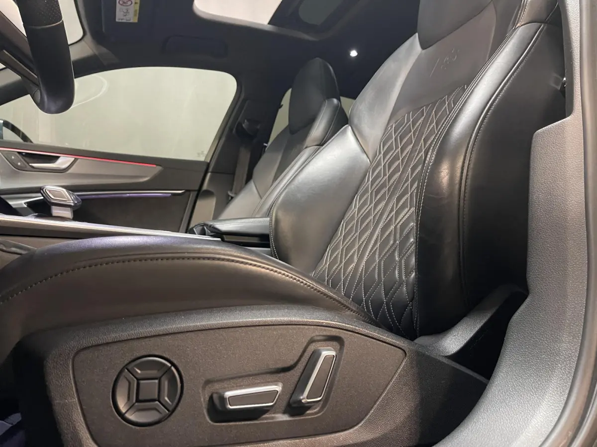 55 TFSI e quattro Pro Line S Competition 20"/RS stoelen leder + memory/Panoramadak/Trekhaak/B&O audio/Stoel + stuurverwarming/Adaptieve cruise/Keyless/Camera/Matrix LED