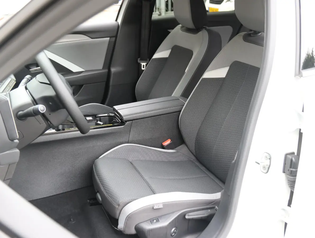 110pk Edition |GRATIS € 1000,- ACCESSOIRES NAAR KEUS! | Navigatie | Camera | AGR stoelen met verwarming