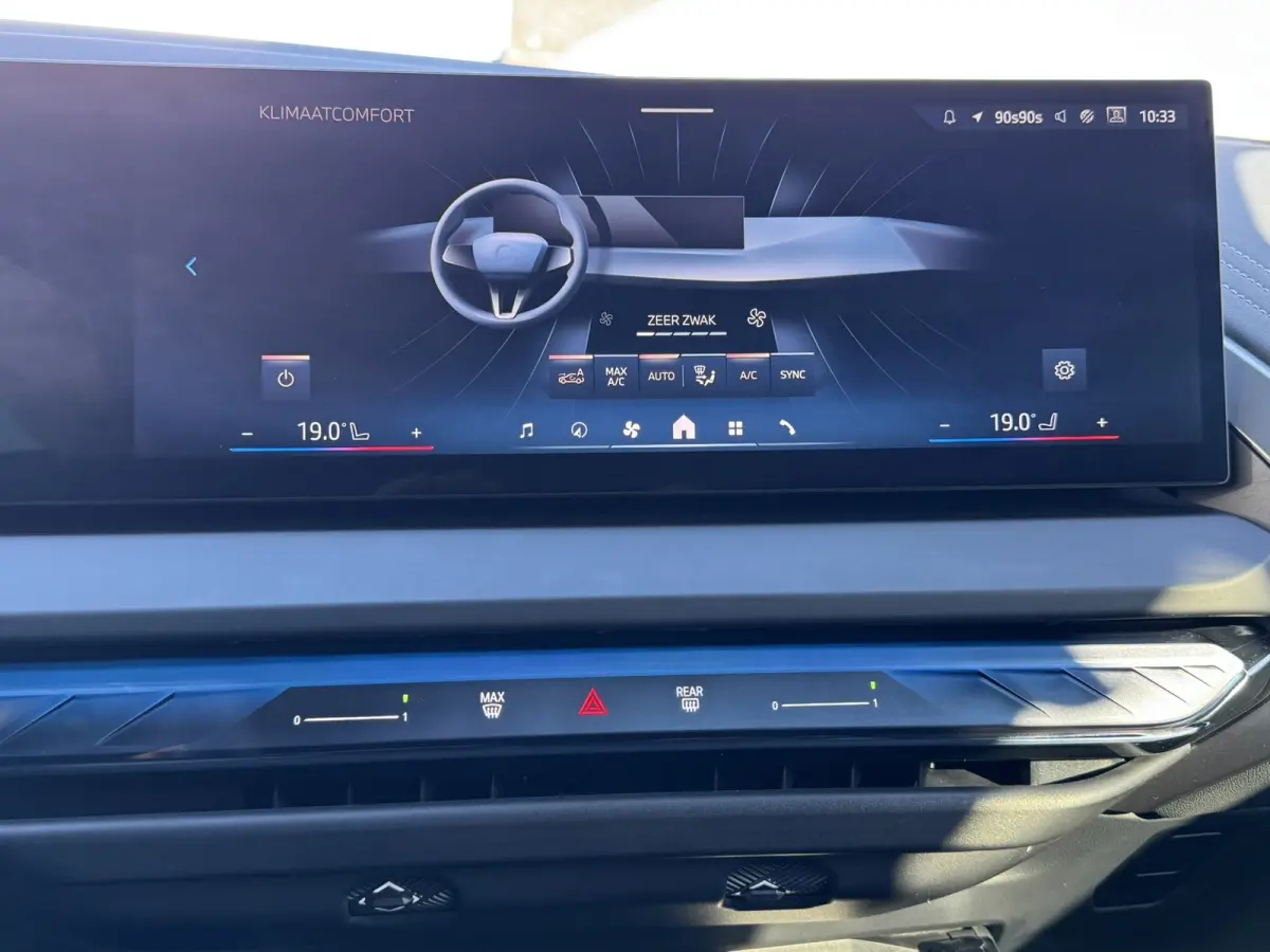 30e xDrive PHEV Fabrieksgarantie mei 2028 SOH 99% Clima Cruise Head-Up Stoelverwarming/ koeling Apple / Android 360 camera