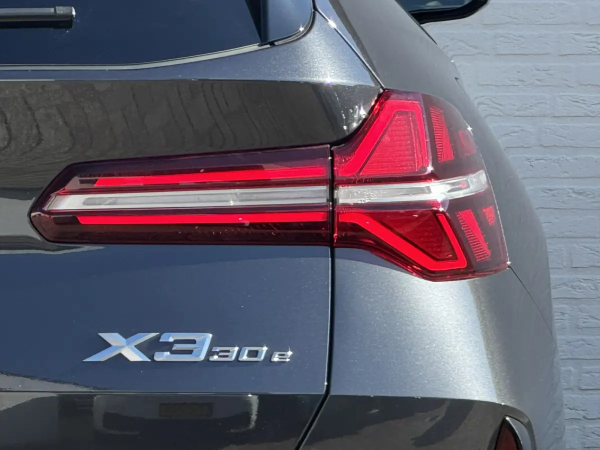 30e xDrive PHEV Fabrieksgarantie mei 2028 SOH 99% Clima Cruise Head-Up Stoelverwarming/ koeling Apple / Android 360 camera