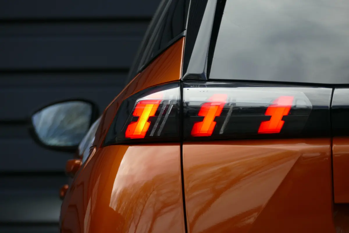 1.2 PURETECH 130PK ALLURE PACK AUTOMAAT / NAVI / LED / CLIMA / PDC / AFN. TREKHAAK / 17"LMV/ CAMERA / BLUETOOTH / CRUISECONTROL / 2E EIGENAAR / SCHITTERENDE STAAT !!