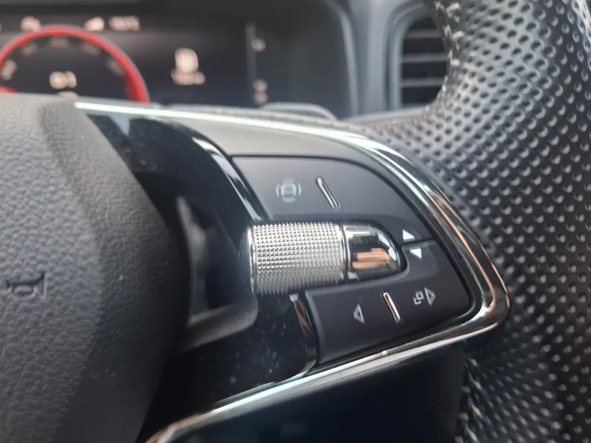 1.5 TSI ACT Sportline Business | Android/Apple Carplay | Adaptive Cruise Control | LMV 18" | Achteruitrijcamera | PDC V+A | Elektrische kofferbak | Climate control