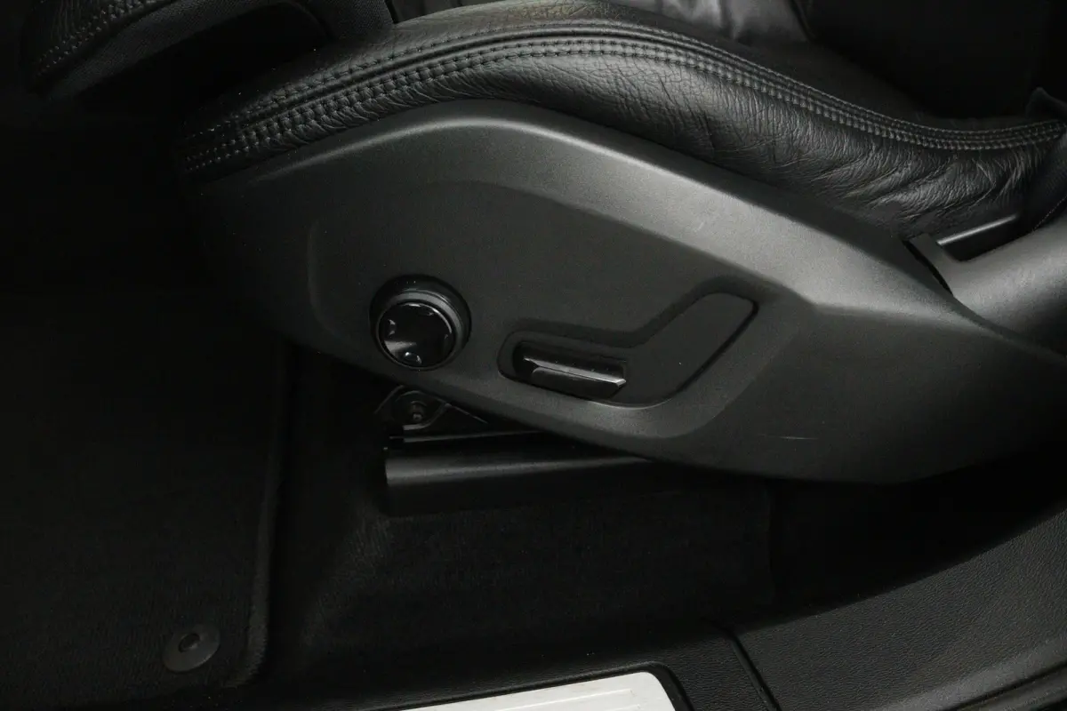 2.0 T5 AWD Momentum (TREKHAAK, STOELVERWARMING, ELEKTR STOELEN, CRUISE CONTROL, PARKEERSENSOREN)